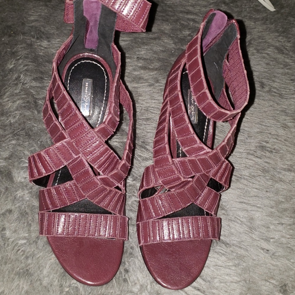 Report signature strappy pump